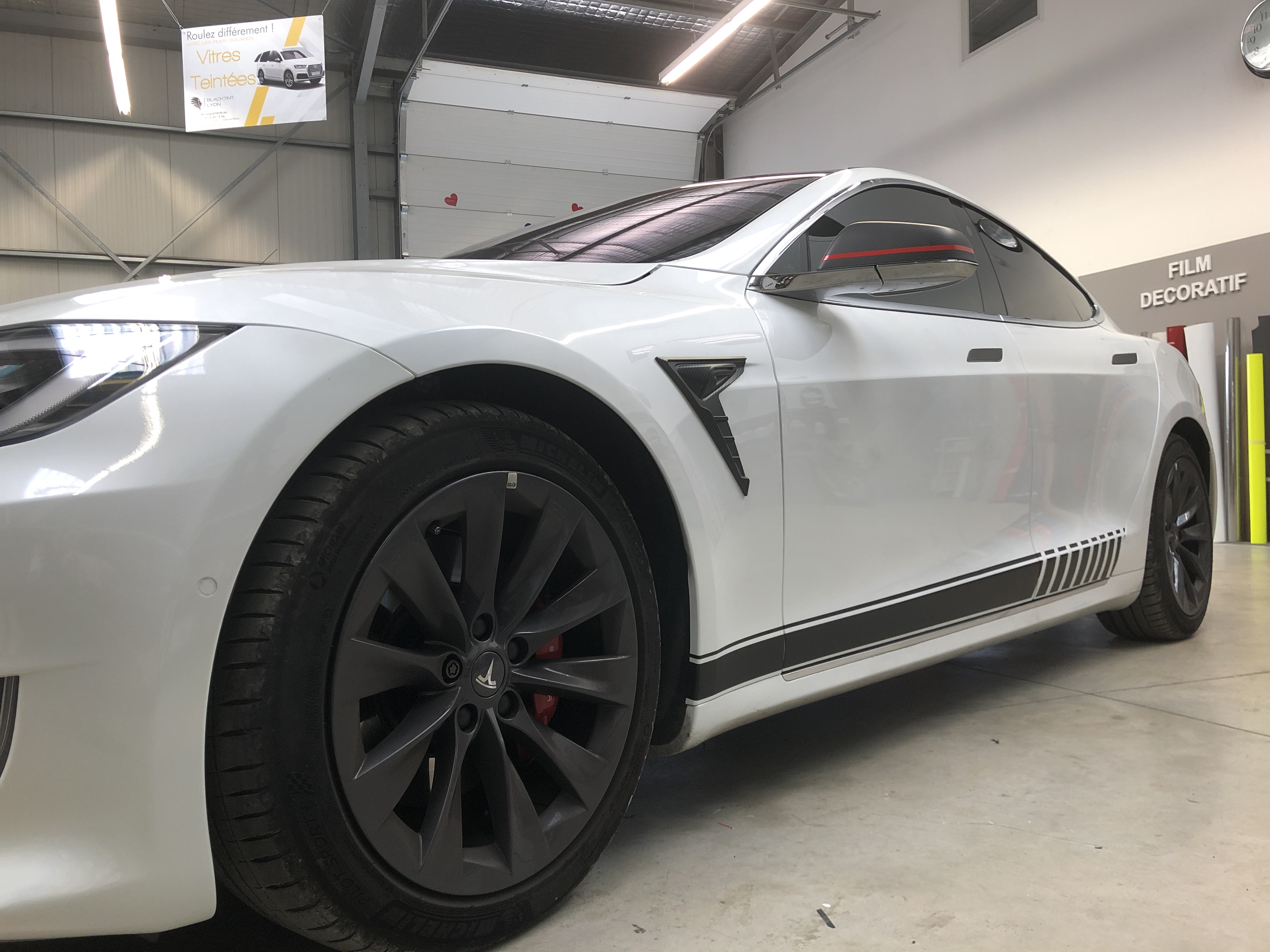 Covering noir mat et satiné pour Tesla de luxe près de Lyon En