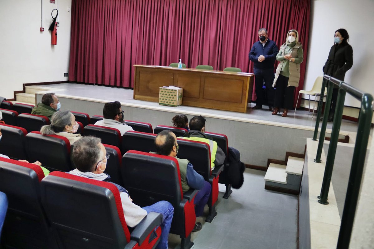 anaisabel_jc's tweet photo. Es una satisfacción dar la bienvenida a las 40 personas que han firmado sus contratos para realizar trabajos de mejora en la ciudad, a través del #PlanContigo de la @DIPUSEVI, atenderán sobre todo las necesidades de las zonas con alta concentración comercial. 
#Empleo https://t.co/4kqbiZQX5d