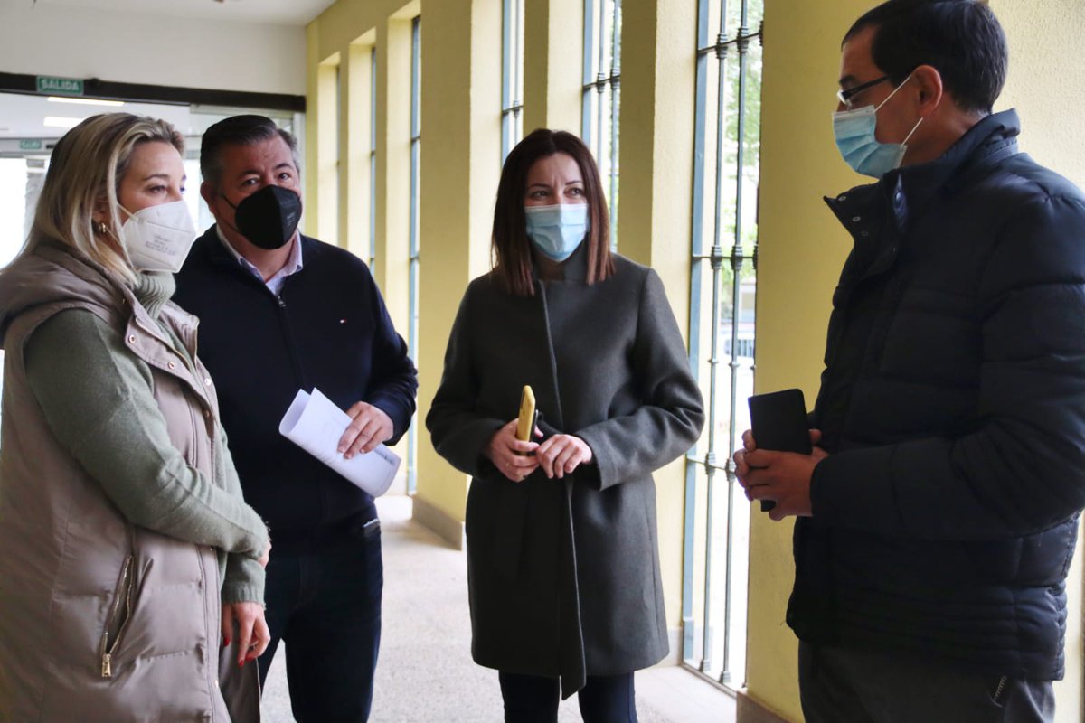 anaisabel_jc's tweet photo. Es una satisfacción dar la bienvenida a las 40 personas que han firmado sus contratos para realizar trabajos de mejora en la ciudad, a través del #PlanContigo de la @DIPUSEVI, atenderán sobre todo las necesidades de las zonas con alta concentración comercial. 
#Empleo https://t.co/4kqbiZQX5d
