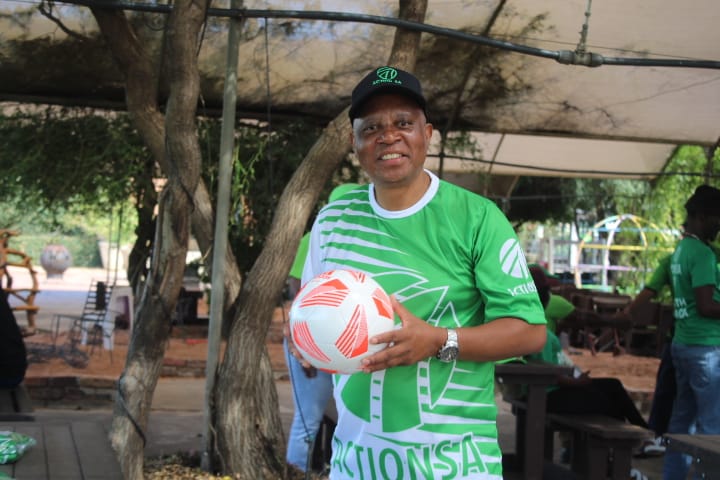 __Tshireletso_'s tweet photo. @Action4SA President @HermanMashaba has arrived at Waalmansdaal to hand over Tshirts to 4 soccer teams
#MashabaInAction ππΏπ¦ https://t.co/EEORpwjPCK