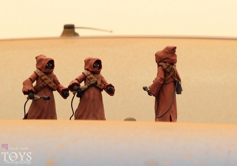 Jed_Underground's tweet photo. Utinni! 

Du sable du Sahara sur votre voiture ?
Aucun problème, on en profite pour faire une photo avec ces superbes figurines de #Jawa réalisées par @Hasbro  !

#StarWars #BlackSeries #ActionFigures #StarWarsFigures #DaciaSandero #Dacia https://t.co/M3hu3y42HL