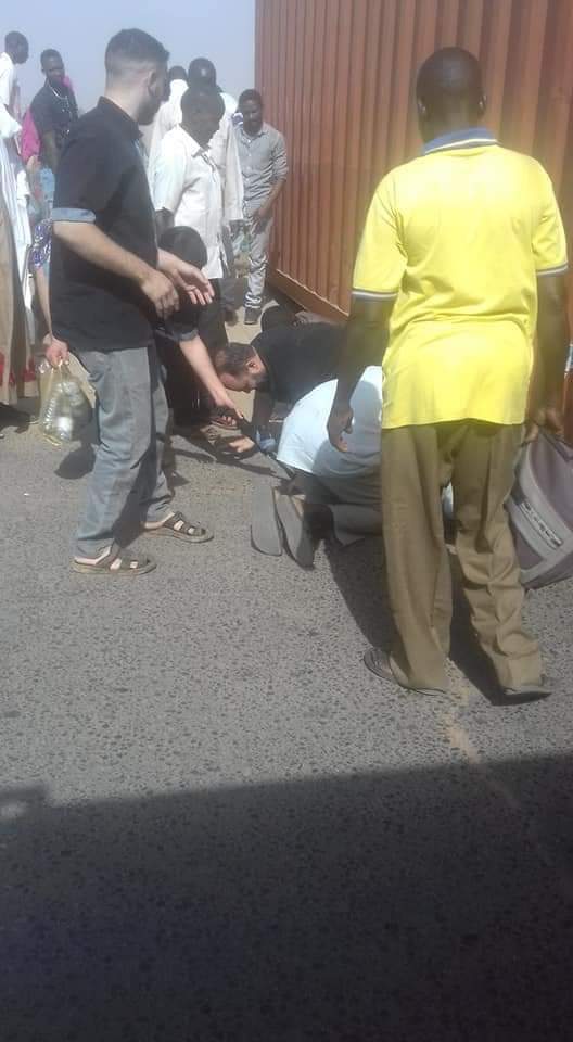 يحدث الان ،،
بسبب قفل الكباري المؤدية الي وسط الخرطوم بواسطة آليات ثقيلة إستعداد الي منع خروج المواطنين للمشاركة في ذكرى6أبريل المجيدة . قد لجأ المواطنين الي الزحف من تحت الكونتينر من أجل المرور.
المهم دا شعب ما بنهزم شعب سجل أسمو بأحرف من نور ،،
#موكب6ابريل
#لا_مليشيات_الجنجويد