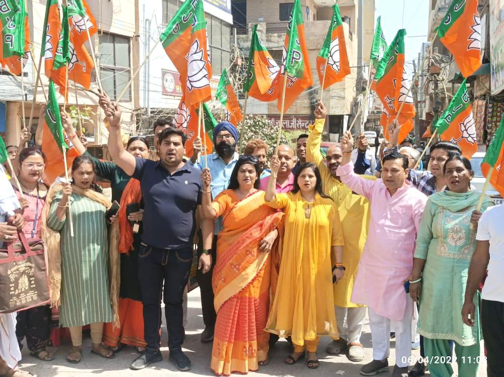 AKamalkant's tweet photo. आज भारतीय जनता पार्टी के 42वे स्थापना दिवस के उपलक्ष्य में देश के यशस्वी प्रधानमंत्री आदरणीय नरेंद्र मोदी जी का उदबोधन विश्वास नगर वार्ड में साथी कार्यकर्ताओं के साथ सुना और शोभा यात्रा भी निकाली ।
#SthapanaDivas #BJPFoundationDay #ModiJi https://t.co/zGeuFW8PQs