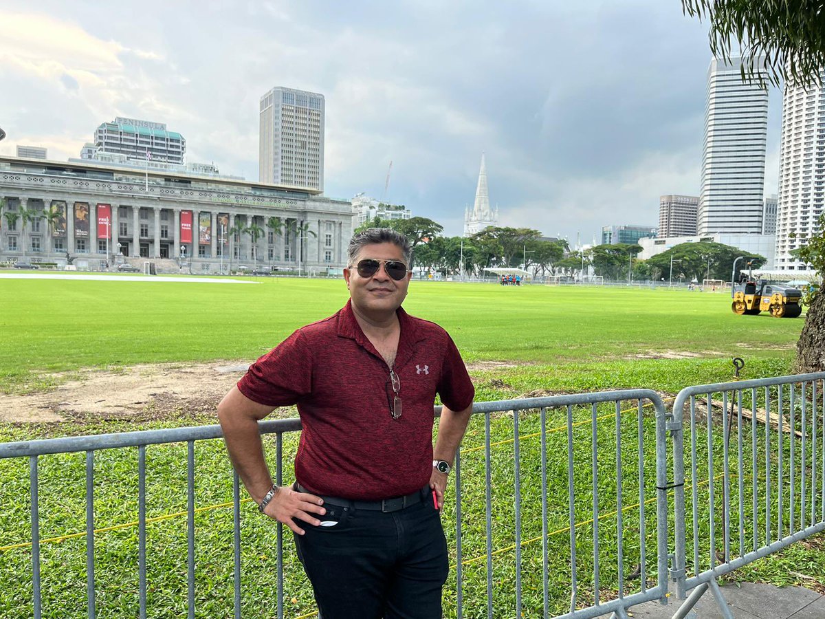 seriousfunnyguy's tweet photo. #Goosebumps 
Tum Mujhe Khoon 🩸 do
Main tumhe azaadi doonga!

At the Netaji memorial at Singapore cricket club. In the second picture, he stood at this spot in the park and made this call! This is where women took off their Gold ornaments and gave him for Azad Hind Fauj. https://t.co/oFfvswfz6u