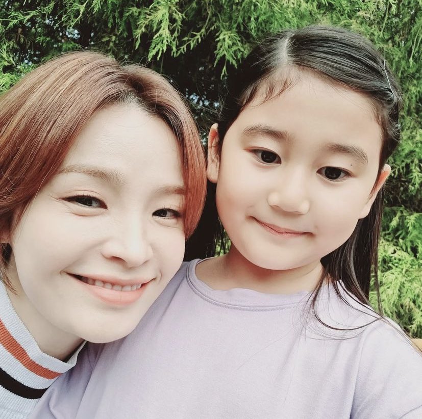 dearestsonghwa's tweet photo. Seeing Mido and Yejin with a kid made me think that they would really be a good mom in the future. 🥺💕 #ThirtyNineFinale #ThirtyNine #JeonMido #SonYeJin https://t.co/pudBHEFFtn
