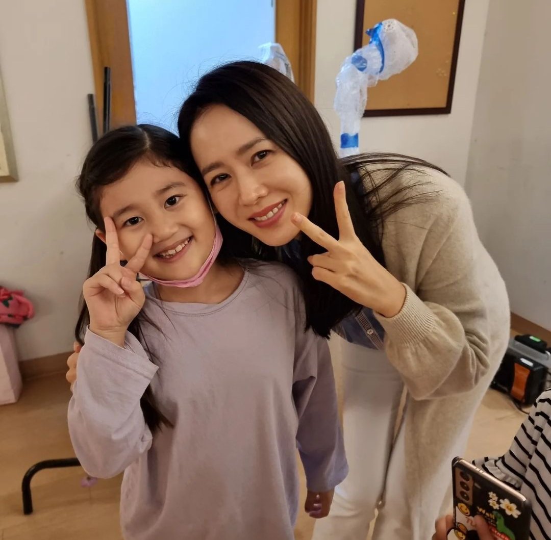 dearestsonghwa's tweet photo. Seeing Mido and Yejin with a kid made me think that they would really be a good mom in the future. 🥺💕 #ThirtyNineFinale #ThirtyNine #JeonMido #SonYeJin https://t.co/pudBHEFFtn