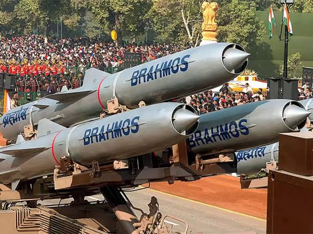ADNANSA694's tweet photo. India has a defense deal of worth $375 million to sell Brahmos missiles to the Philippines, but the Philippines is probably worried about the working condition of missile now after the Indian missile landed in Pakistan by mistake.. https://t.co/sxoVWiuvZV