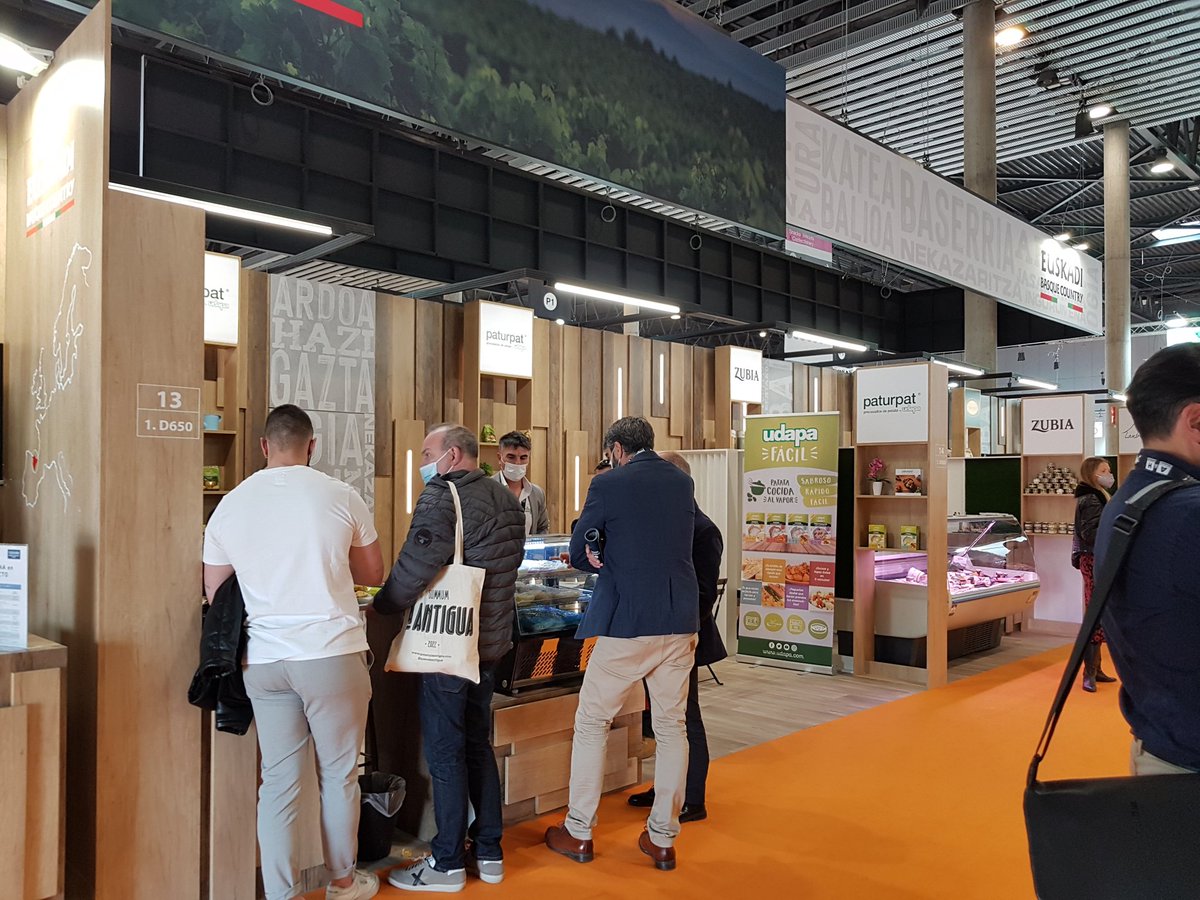 PaturpatScoop's tweet photo. Seguimos en #Alimentaria2022.
Recuerda que te esperamos en el pabellón 1, stand D650-13 con nuestras #patatas de #Vgama.
#LandsofSpain #EuskadiBasqueCountry https://t.co/lxudF56iL3