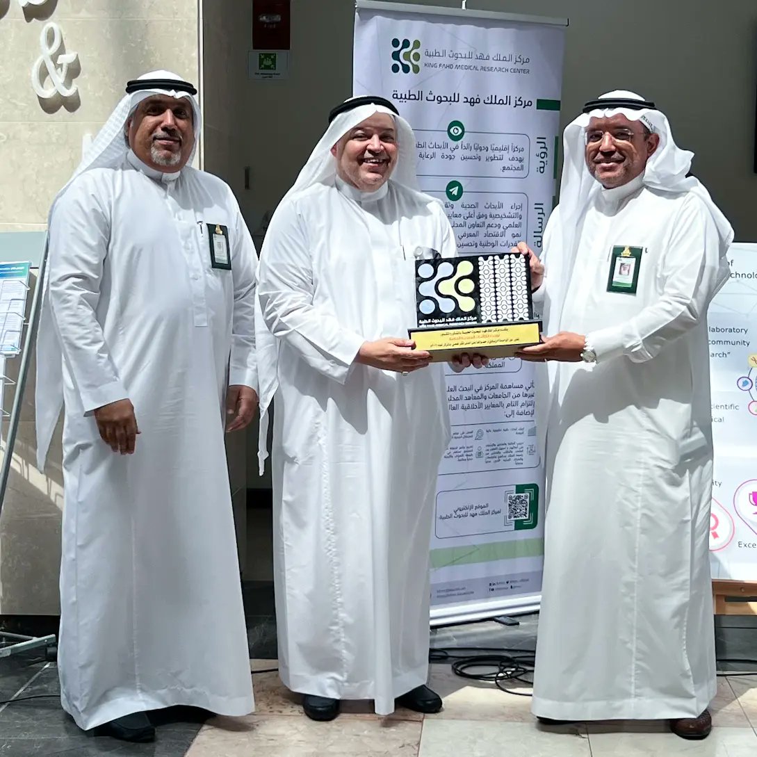 KFMRC_KAU's tweet photo. كرم المركز برعاية وكيل الجامعة للدراسات العليا والبحث العلمي سعادة الأستاذ الدكتور عصام إبراهيم أزهر مشرف وحدة الكائنات المعدية الخاصة، لحصول الوحدة على أعلى نسبة نشر علمي بالمركز لعام ٢٠٢١م.

@kau_media @kauweb @siau_sa #جامعة_الملك_عبدالعزيز https://t.co/KccAbpog4u