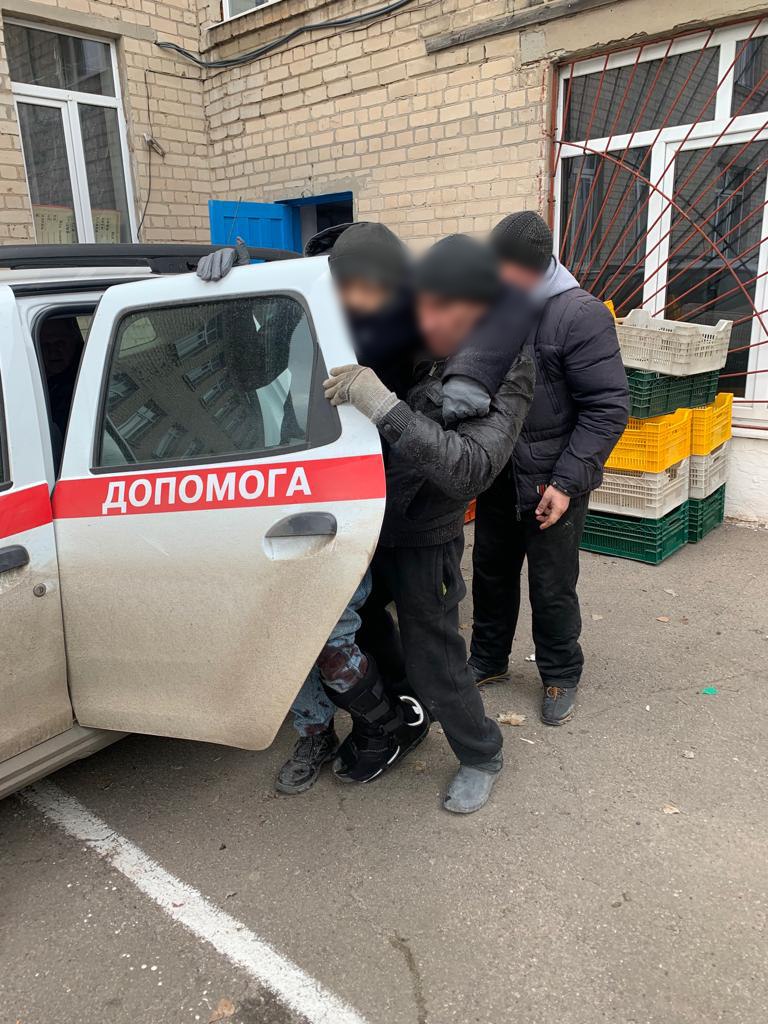 Pavlo_Kyrylenko's tweet photo. Місце роздачі гуманітарної допомоги обстріляли російські фашисти із реактивної артилерії у Вугледарі.
На даний час відомо про двох загиблих та п'ятьох поранених. 👇 https://t.co/MNEhiFApNG