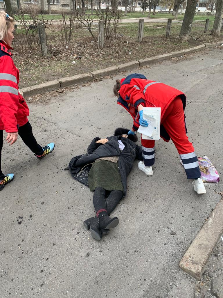 Pavlo_Kyrylenko's tweet photo. Місце роздачі гуманітарної допомоги обстріляли російські фашисти із реактивної артилерії у Вугледарі.
На даний час відомо про двох загиблих та п'ятьох поранених. 👇 https://t.co/MNEhiFApNG