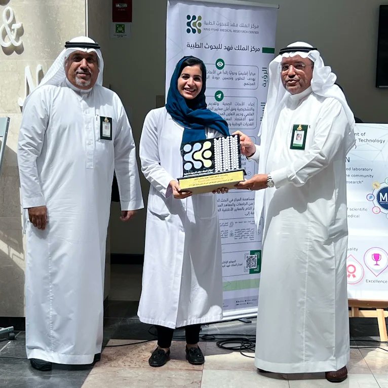KFMRC_KAU's tweet photo. كرم المركز برعاية وكيل الجامعة للدراسات العليا والبحث العلمي سعادة الدكتورة بدرة سعيد الغامدي مشرفة وحدة الأبحاث ما قبل السريرية، لحصول الوحدة على أعلى نسبة في نشر علمي بالمركز لعام ٢٠٢٠م.

@kau_media @kauweb @PCRU_KFMRC #جامعة_الملك_عبدالعزيز https://t.co/Vtpy3QbOCu