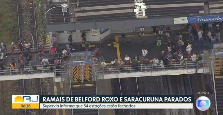 XracingB's tweet photo. Baixada Fluminense amanhece sem trens nem ônibus: 54 estações da Supervia estão fechadas, e rodoviários entraram em greve. https://t.co/6hSbPpDwNF