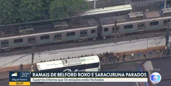 XracingB's tweet photo. Baixada Fluminense amanhece sem trens nem ônibus: 54 estações da Supervia estão fechadas, e rodoviários entraram em greve. https://t.co/6hSbPpDwNF
