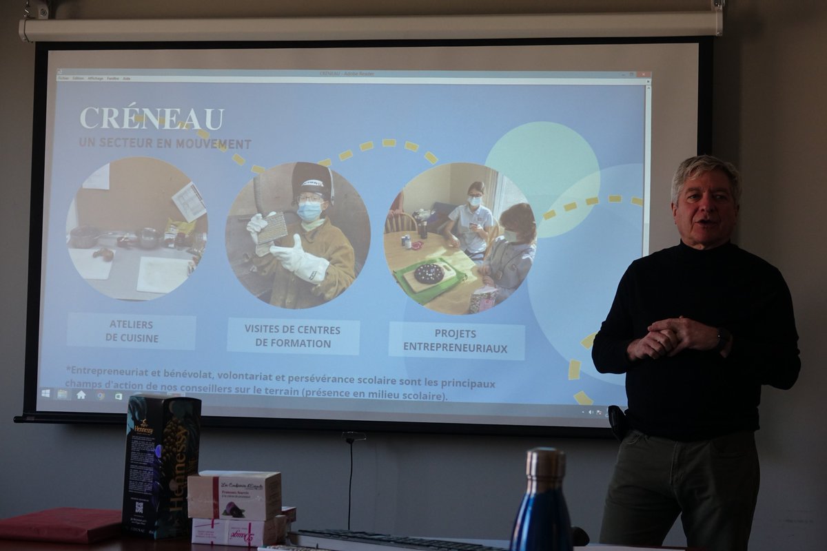 FRMFRNA's tweet photo. Une délégation d'admin et de salariés de la FR a découvert et partager des pratiques prof. sur l'insertion et l'accompagnement des jeunes au Québec. Merci au carrefour jeunesse-emploi Capitale Nationale pour leur accueil chaleureux et la qualité des échanges. #erasmusMFRna https://t.co/nM0hHsYdyb
