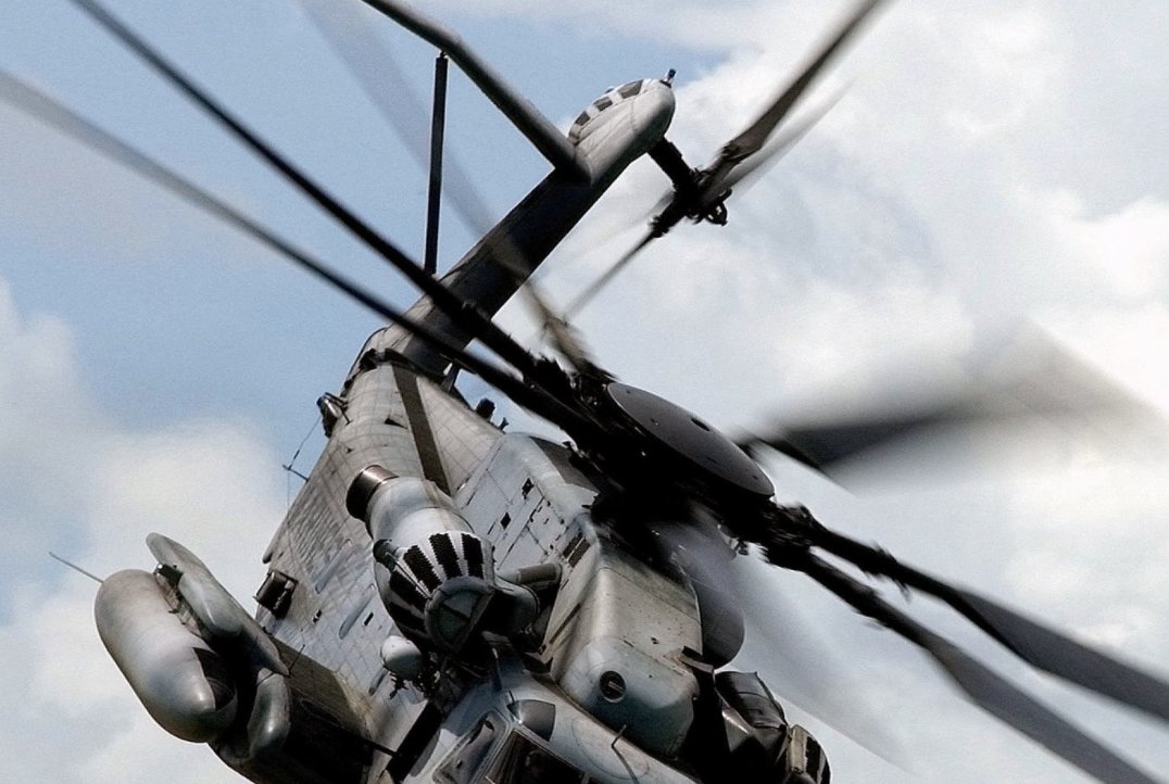 Op 6 april en 7 april traint het DHC (Defensie Helikopter Commando) in en rondom de Krimpenerwaard. Het kan zijn dat je last hebt (gehad) van de trainingen. Op de website van Defensie kun je dit melden: bit.ly/38xWfij  💻 Meer weten? luchtmacht.nl/vliegbewegingen 🛩