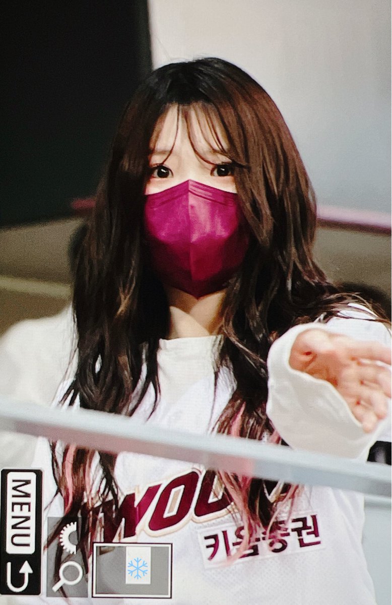 snowflake970929's tweet photo. 220406 오랜만

#fromis_9     #프로미스나인      #송하영 https://t.co/coJJt5TFdO