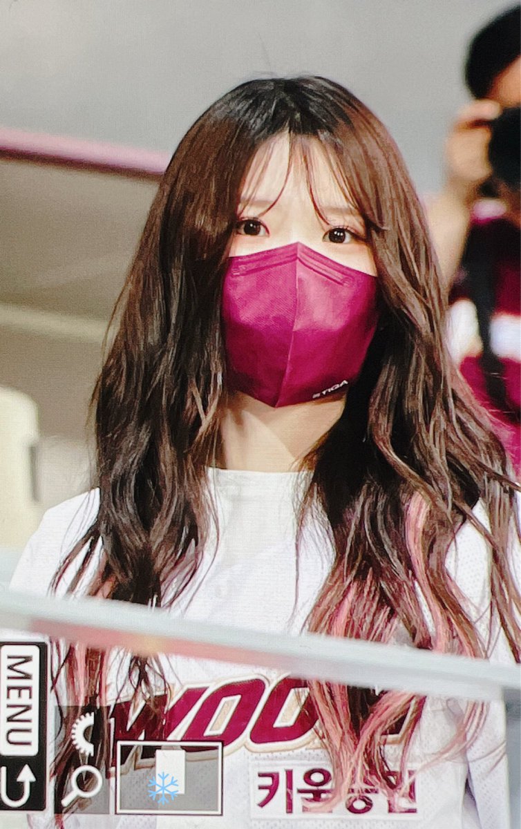 snowflake970929's tweet photo. 220406 오랜만

#fromis_9     #프로미스나인      #송하영 https://t.co/coJJt5TFdO