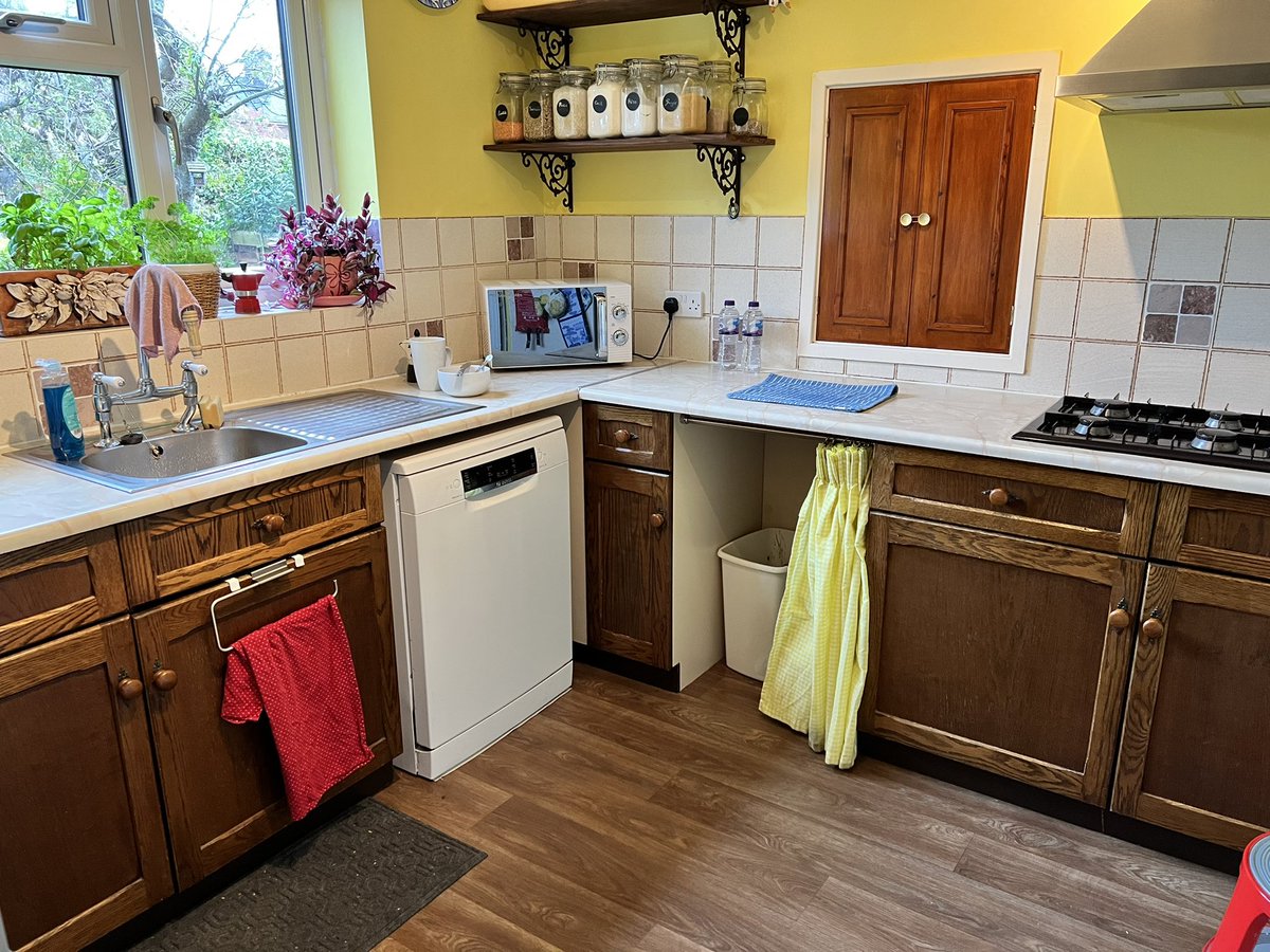 VdiGrigoli's tweet photo. @WrenKitchens I would dearly love to replace my 1985 kitchen (original to the house) with one that has top cupboards, space for a fridge so I can get that out of the dining room, doesn't have the hob right behind the door and doesn't have corner cupboards blocked shut by the dishwasher. https://t.co/ClILHtKDR5