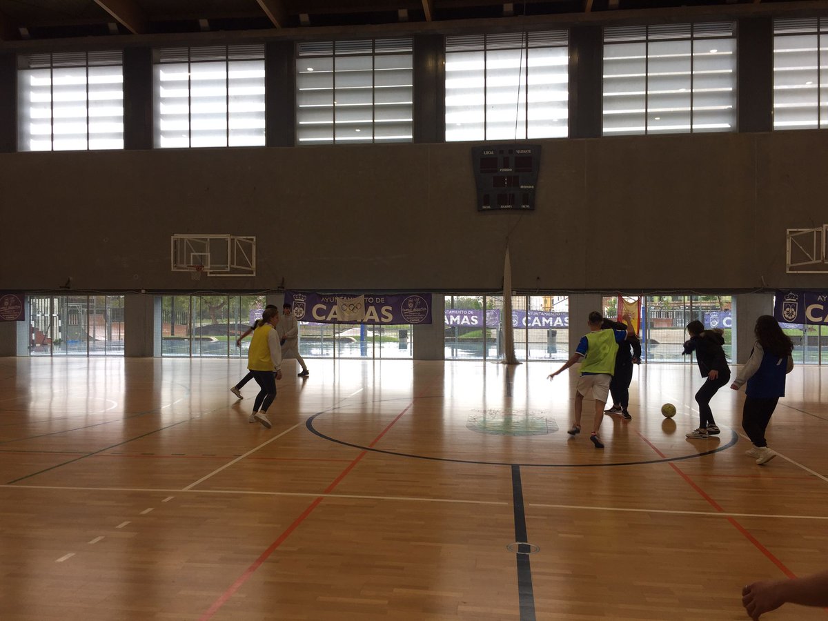iescamas's tweet photo. ⚽️Torneo Football Education⚽️
El #deporte protagonista del final de trimestre. Nuestro alumnado disfrutó de un excelente ambiente de competición mixta, representando los diferentes valores de trabajo en equipo, compañerismo, juego limpio y tolerancia #sevilla #camas #iescamas https://t.co/7LiBonz8yu