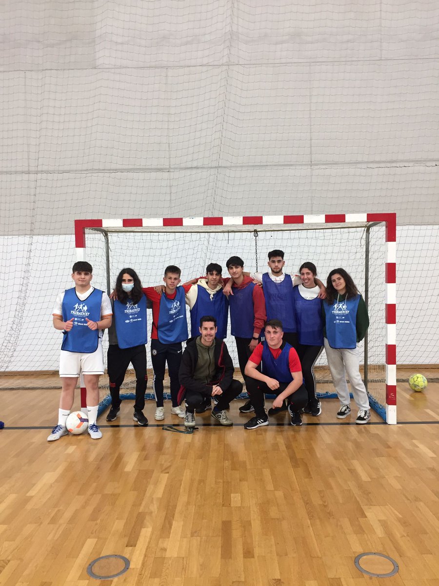 iescamas's tweet photo. ⚽️Torneo Football Education⚽️
El #deporte protagonista del final de trimestre. Nuestro alumnado disfrutó de un excelente ambiente de competición mixta, representando los diferentes valores de trabajo en equipo, compañerismo, juego limpio y tolerancia #sevilla #camas #iescamas https://t.co/7LiBonz8yu