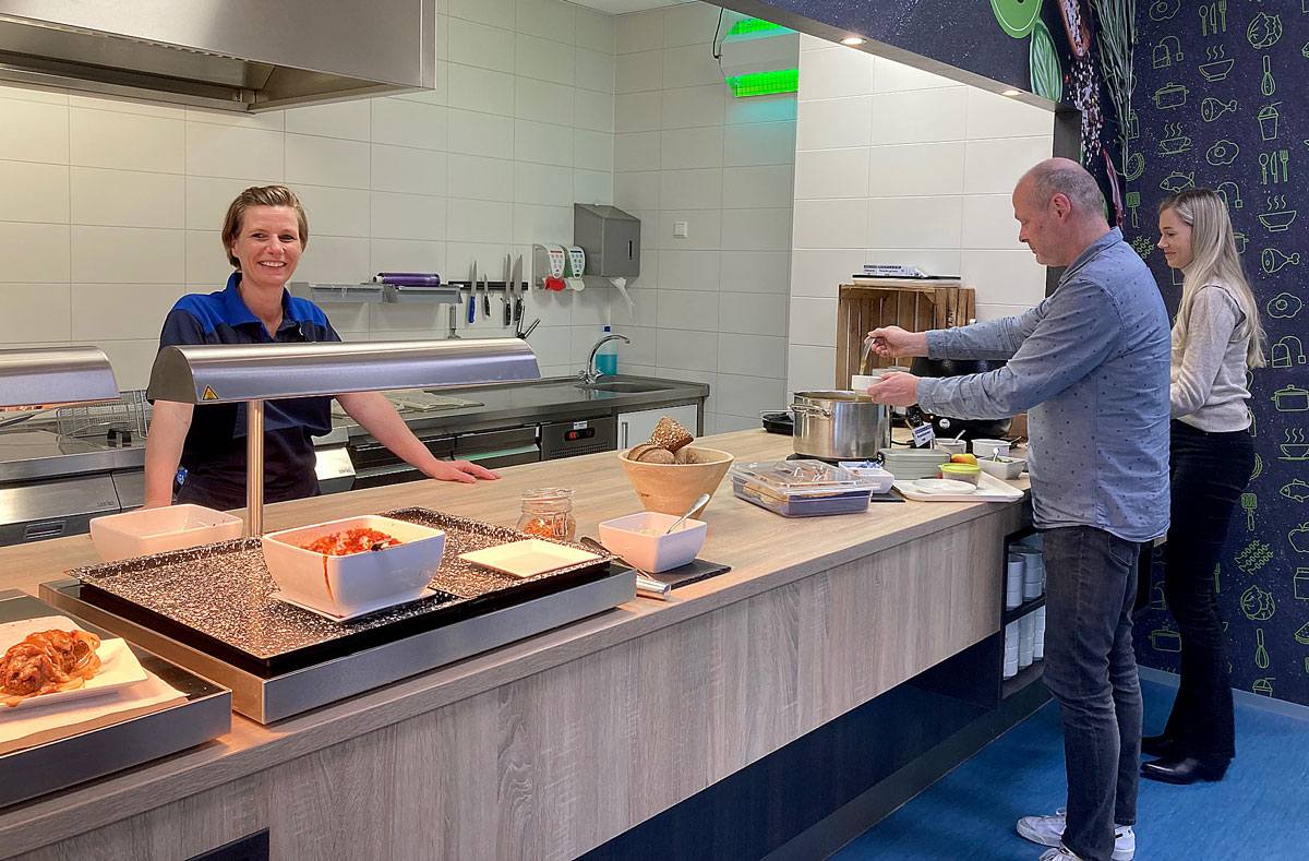 MuellerCompany's tweet photo. Veel blije gezichten bij Mueller want de kantine is weer open! We kunnen als vanouds genieten van heerlijke soep, verse salades, belegde broodjes en lekkere snacks. Dankzij Tamara ziet het er allemaal op en top uit!😍 Collega’s Erik en Dion gingen vandaag voor de goulashsoep.🍲 https://t.co/3NV6zIHuGb