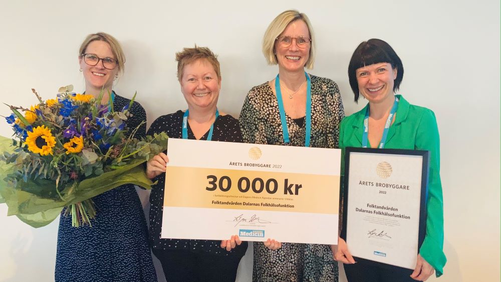 RegionDalarna's tweet photo. Stort grattis önskas Folktandvården Dalarnas Folkhälsofunktion som utmärkt sig som Årets Brobyggare 2022!  #folktandvårdendalarna #folkhälsofunktion #åretsbrobyggare 
https://t.co/Uhz4ZIRBY8 https://t.co/ssm1jn4KLU