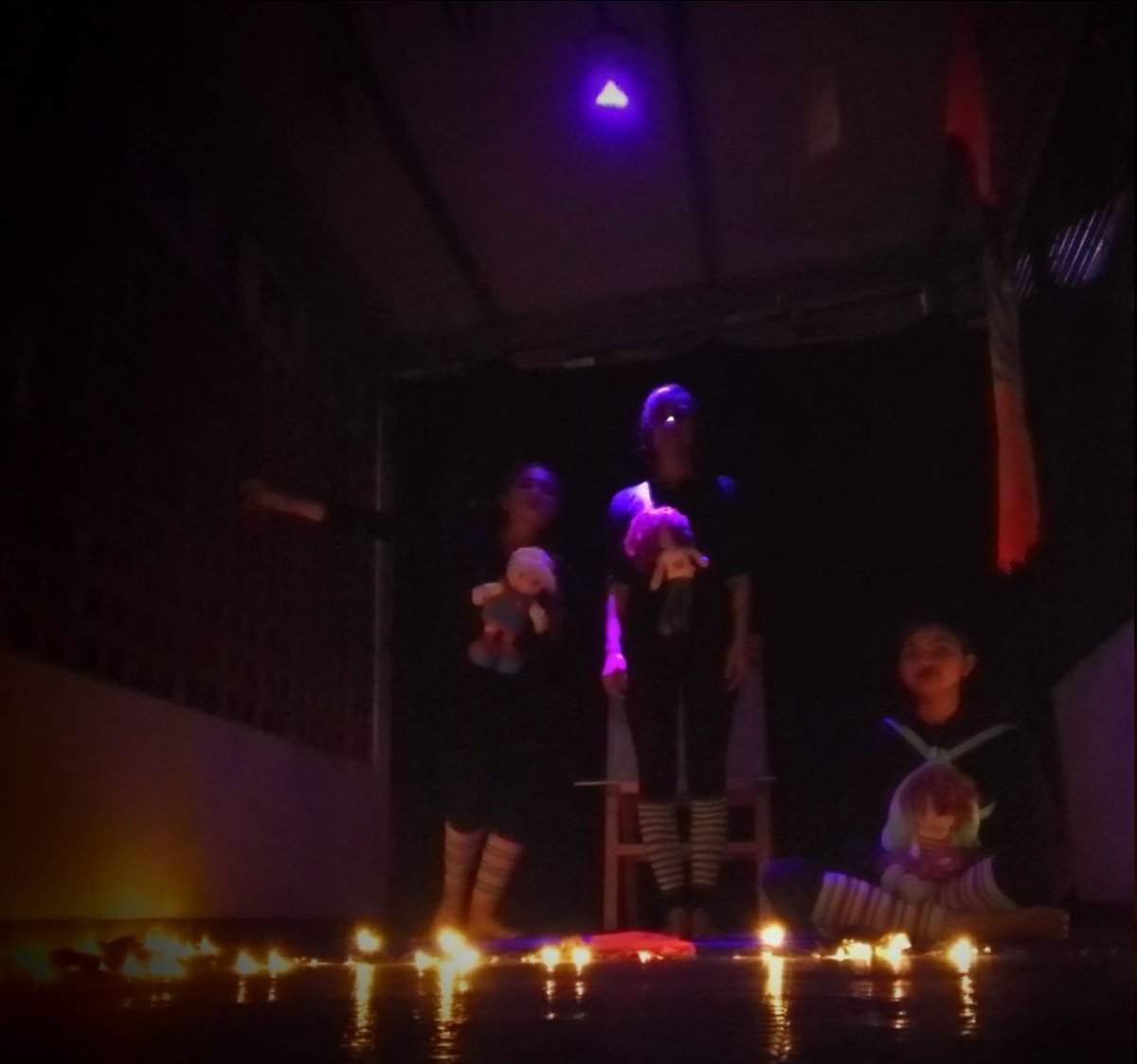 Un cierre poético con MAESTRA AMIGA, ahora planificando la próxima muestra hoy inicia el trabajo, les estaremos compartiendo fotos 😀 Teatro maravilloso para crecer el imaginario,  interpretar de mil maneras entre luces y sonido. Sean bienvenidos a las clases. Profe BEKA