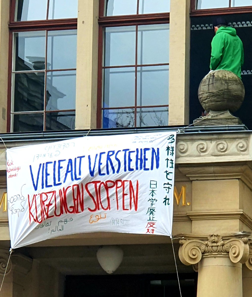 Heute soll der Senat der Martin-Luther-Universität Halle-Wittenberg über ein Sparkonzept entscheiden. Das Bündnis #MLUnterfinanziert hat wieder zu Protesten aufgerufen - sichtbar auch an Gebäuden am Universitätsplatz. #mlu #halle <a href="/mzwebde/">mz-web.de</a>