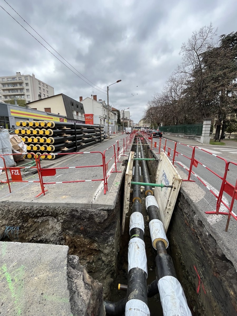 Mathieu_Bondier's tweet photo. En direct, rue Victor Hugo à Saint Chamond (42) du chantier d’installation du réseau de chaleur Scévia. 
Réseau qui alimentera à terme 6000 équivalents logements par l’intermédiaire de 75% d’EnR biomasse! #decarbonation #BoisEnergie https://t.co/eIj9YFpsED