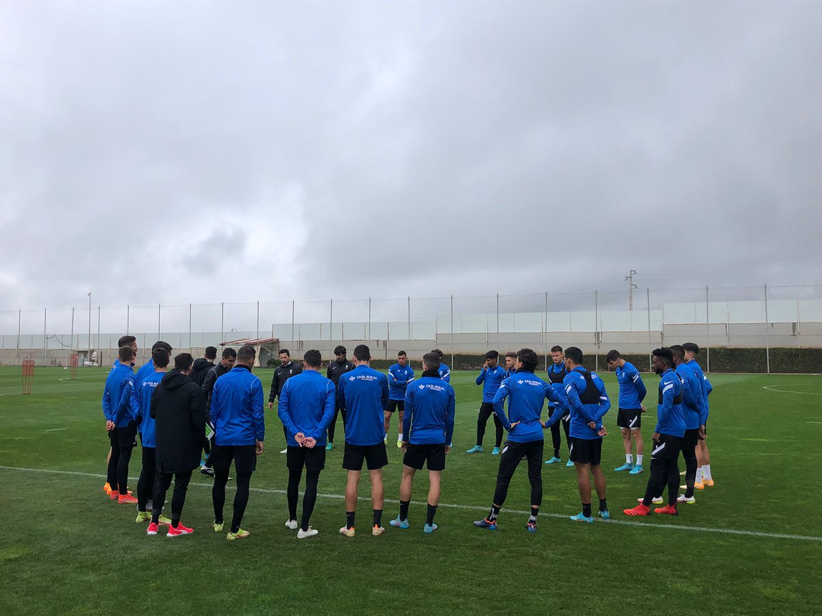 rmarcagranada's tweet photo. ¡Mitad de semana en #DirectoMarcaGranada!
⚽️ Entrenamiento del #GranadaCF
🏃Charlamos con @jesusmontiel59, entrenador nominado a la #IGalaRadioMarcaGranada
🧑⚖️#RecetasLegales con @OYAabogados
🏀 Hablamos con el @CPAgustinos
del #CADEBAJF2022
⏰13:00 h. https://t.co/cS6vWRsQyN