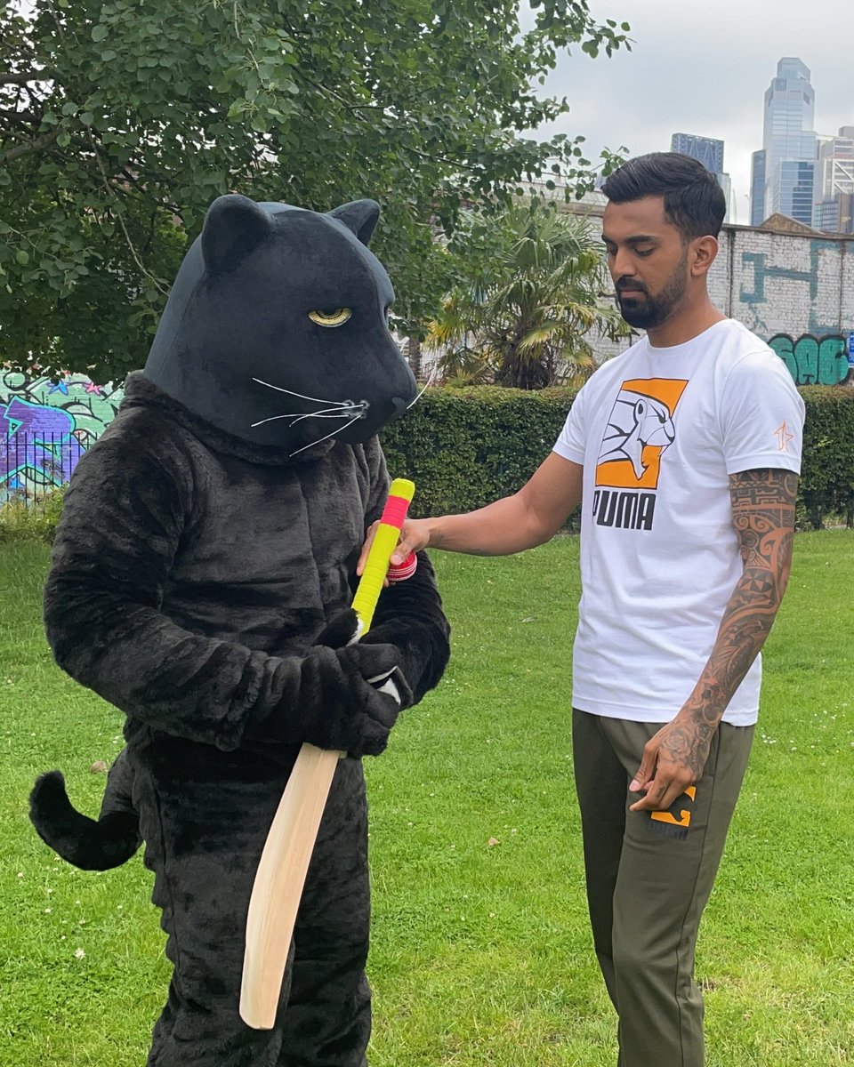 1Derofficial's tweet photo. Hey @klrahul11 your outfit looks great but you ain't getting this bat 😋🏏 https://t.co/uws5YIkRxu