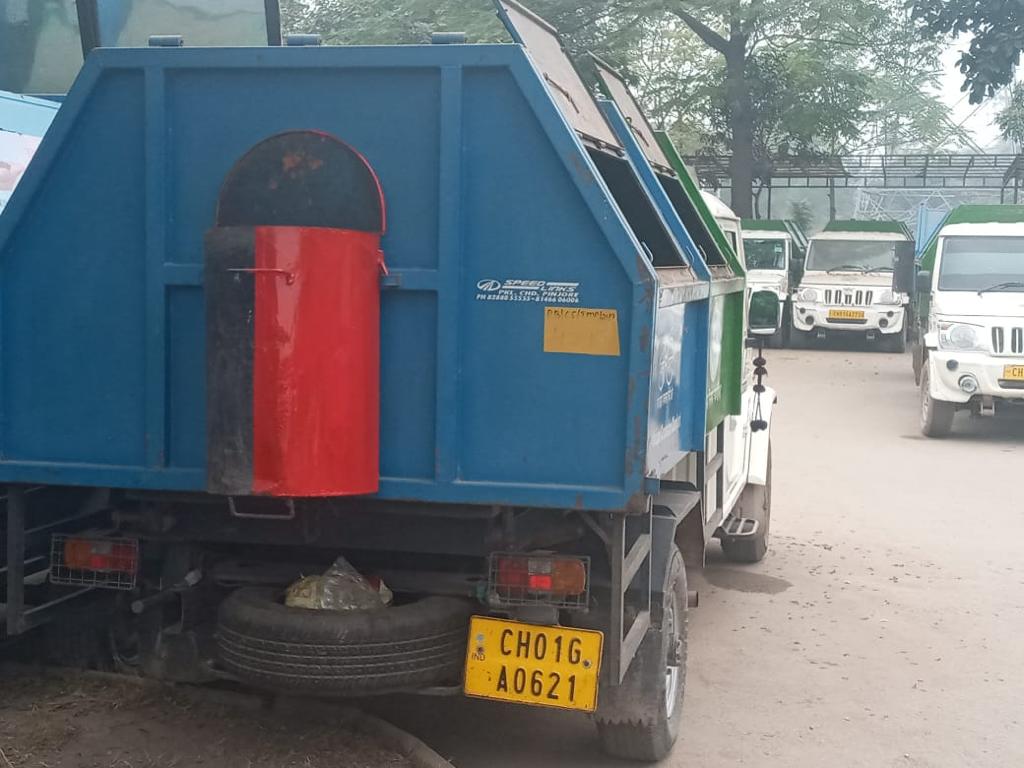 The black bin at the Garbage Collection Vehicles is for domestic Hazardous Waste. Please dump waste electric bulbs, lights, dead batteries, broken glass in it. @SwachhBharatGov #SabKaPrayas #AmritMahotsav #MyCleanIndia #SwachhBharat #AzadiKaAmritMahotsav #swachhsurvekshan2022