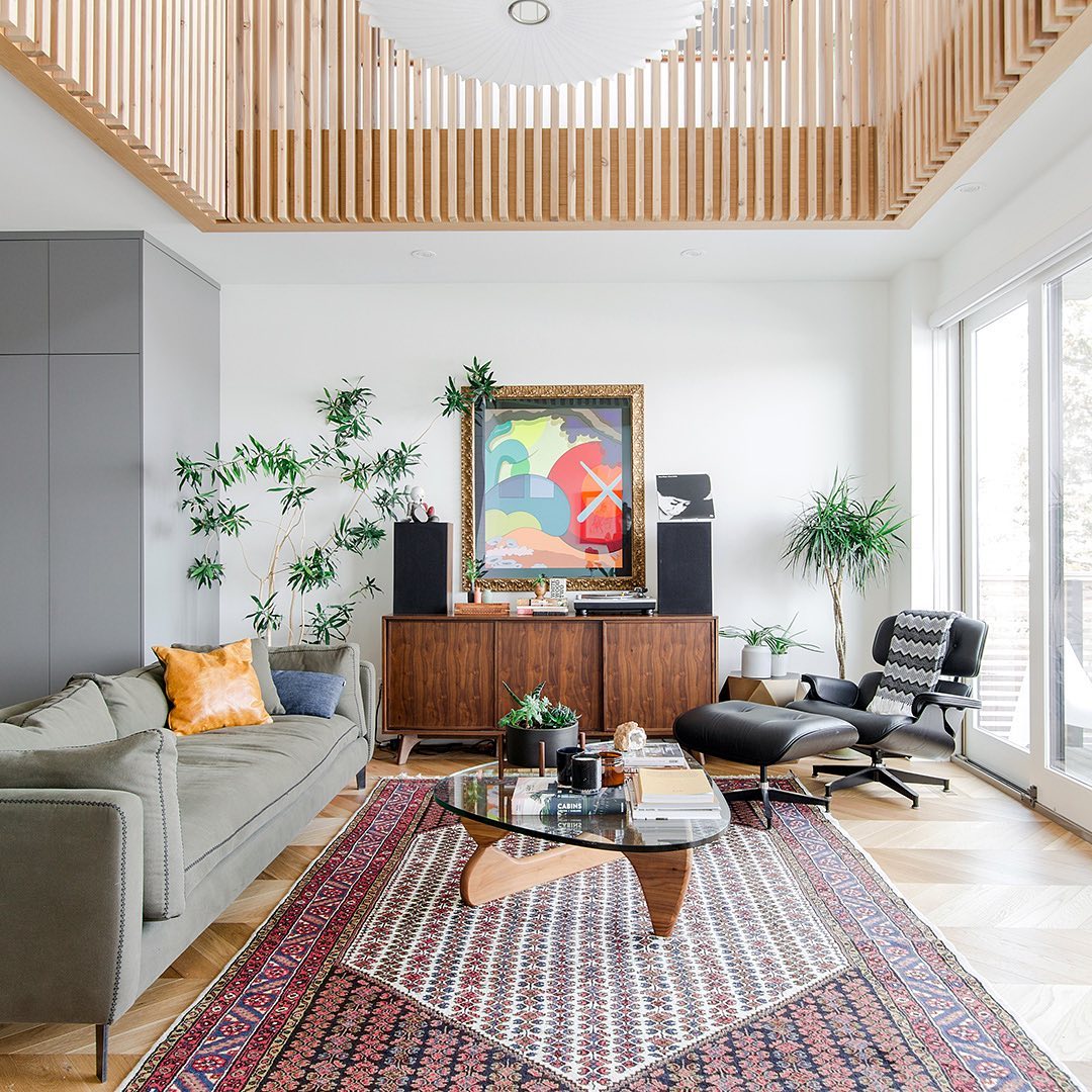 HermanMiller's tweet photo. Modern grids, meet mid-century curves. The Eames Lounge Chair and Noguchi Table, beloved for their sculptural silhouettes, anchor this living room from @HomeInCanadaMag. #hmathome
Photo courtesy of @HomeInCanadaMag. https://t.co/BsKOTE1hd4