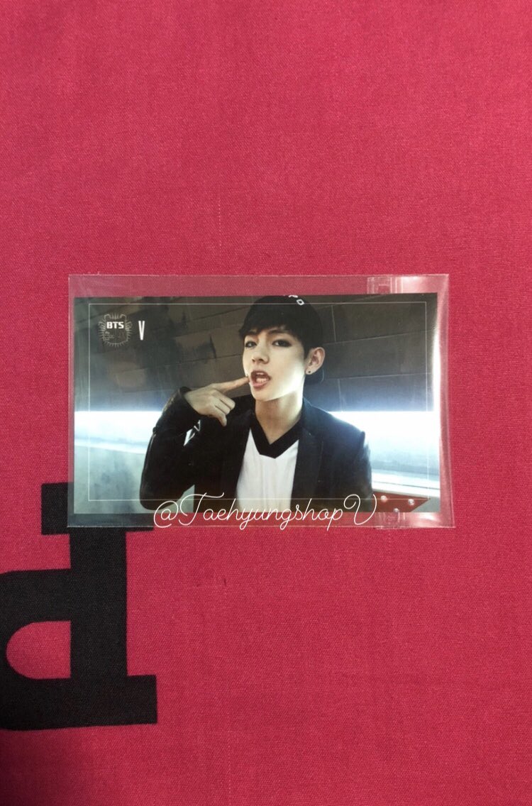 TaehyungshopV's tweet photo. <แจกการ์ดแทฮยอง>
*ขายไม่ออกก็แจกไปเลยสิ*
การ์ดแทฮยอง D&amp;W
สุ่มแจกวันที่ 15 เมษายน 65 เวลา 1ทุ่ม

👉🏻กติกา : รี+ฟอล🥰

#ตลาดนัดบังทัน https://t.co/eTnhhz2JAN