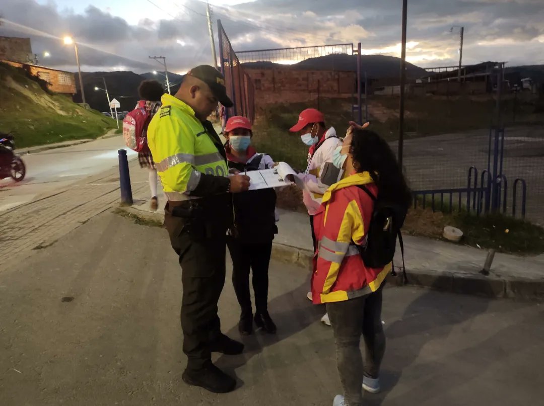 UsmeAlcaldia's tweet photo. #NuestraLabor 👮♂️ Nuestros gestores de seguridad y convivencia de manera articulada con @PoliciaColombia y @SeguridadBOG, realizan actividades de control de entornos de colegios seguros en Colegio Ciudad Villavicencio y Usminia #JuntosCuidamosBogota https://t.co/ECiCLgeJkq