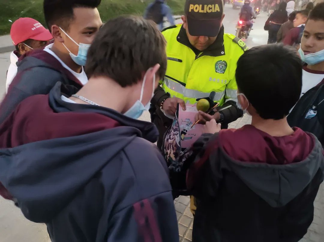 UsmeAlcaldia's tweet photo. #NuestraLabor 👮♂️ Nuestros gestores de seguridad y convivencia de manera articulada con @PoliciaColombia y @SeguridadBOG, realizan actividades de control de entornos de colegios seguros en Colegio Ciudad Villavicencio y Usminia #JuntosCuidamosBogota https://t.co/ECiCLgeJkq