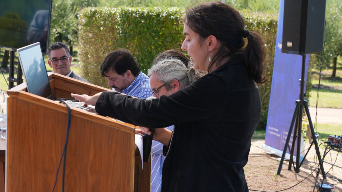 Técnicas de la #Opypa presentan la revista  Olivae # 128, la revista oficial del  del Consejo Oleícola Internacional.

En esta edición especial esta dedicada a #Uruguay.

La revista está disponible en 5 idiomas y se descarga del sitio web del COI 👇
internationaloliveoil.org/product/olivae…