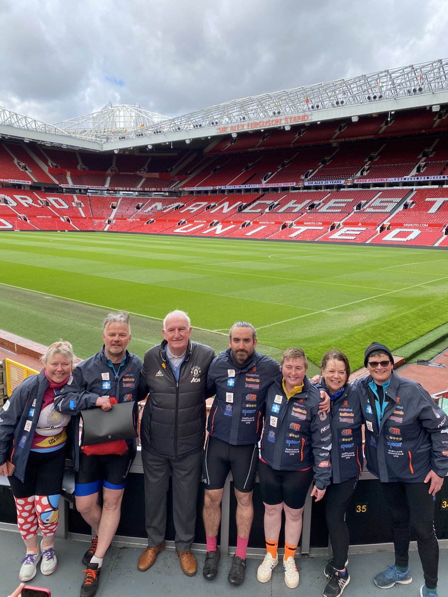 Andy Jackson, one of the group, had a special <a href="/ManUtd/">Manchester United</a> connection as his dad played against us in 1969/70 🔴

As a surprise, legendary Reds goalkeeper <a href="/AlexStepney1/">Alex Stepney</a> - who also played in the game - came out to greet the group and wish them well 🧤❤️