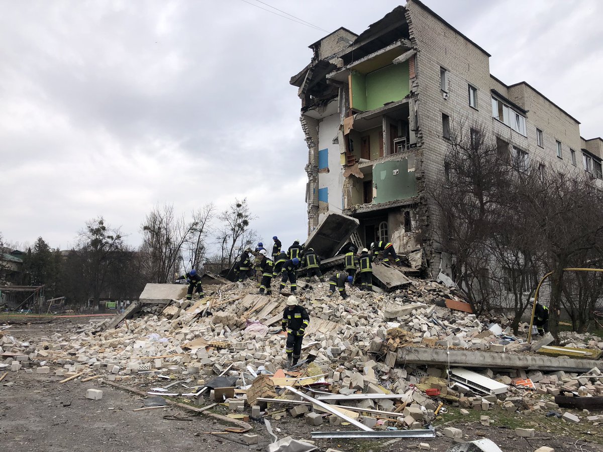 timjudah1's tweet photo. Some scenes from #Borodyanka today: A booby trap bomb left in a washing machine by Russian troops who slept in the house, a man who told me about his detention by Russian troops for 15 days - of 11 men 4 did are missing - and digging for bodies under a bombed block. #ukraine https://t.co/RBk17aRD5c
