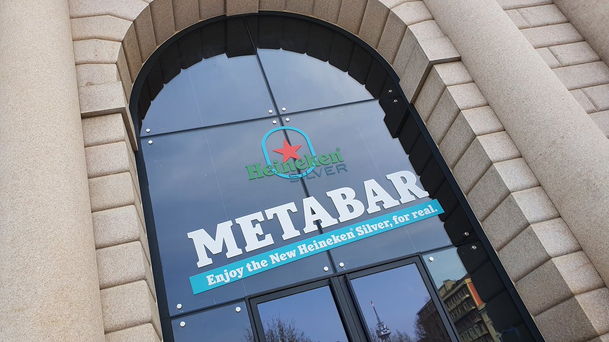 RevenewsI's tweet image. Oggi, in anteprima, abbiamo visitato il #MetaBar di @Heineken_IT, aperto al pubblico dal 7 al 10 aprile (Milano, Piazza Sempione). Pronti a provare una nuova esperienza dal metaverso alla realtà (specch, incontri e dj-set compresi)? 🙂🍻🙃