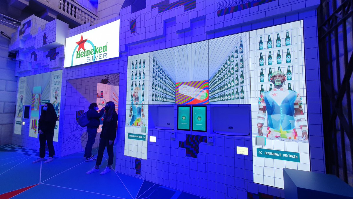 RevenewsI's tweet image. Oggi, in anteprima, abbiamo visitato il #MetaBar di @Heineken_IT, aperto al pubblico dal 7 al 10 aprile (Milano, Piazza Sempione). Pronti a provare una nuova esperienza dal metaverso alla realtà (specch, incontri e dj-set compresi)? 🙂🍻🙃