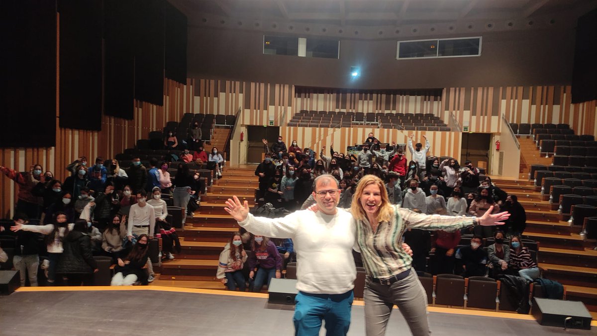 BibliotequesVNG's tweet photo. PREMI MENJALLIBRES 2022
Avui darrera trobada amb els alumnes de 3r i 4t d'ESO per comentar la lectura "Nascuts per ser breus" de @ToniMataD
L'11 de maig sabrem el nom de la lectura guanyadora!!😃📚
#PremuMenjallibres #PromocioLectora #PAL https://t.co/mVVYzx06N6