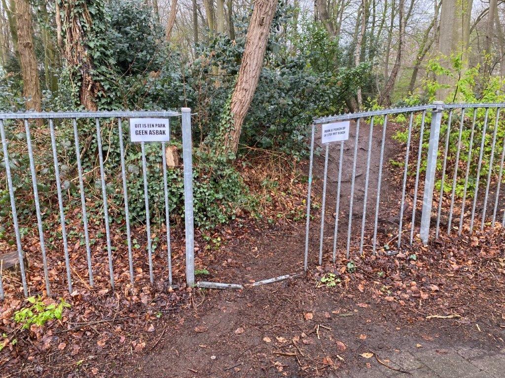 blijmetbaarn's tweet photo. ´Dit is een park, geen asbak.´ Te lezen op het hek rond het Rusthoekpark in Baarn.
Een bord met de mededeling: ´Dit is geen hondenuitlaatplek´, zou ook niet misstaan hier. Als het hek hier niet vakkundig vernield was door hondenuitlaters, waren er geen bordjes nodig geweest. https://t.co/9kynX0Wb34