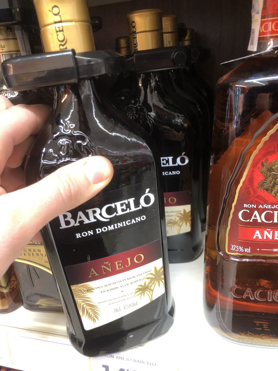 Suso789's tweet photo. Haciendo la compra, en mi casa ya no se bebe otra cosa 🤪🤪, y eso es por tu culpa @RonBarceloSpain #Desalia2022 🏝🏝🏝 https://t.co/9WcrWdvKQw