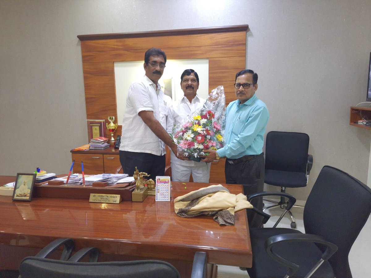 RmmsOffice's tweet photo. राष्ट्रीय मिल मजदूर संघांचे पदाधिकारी श्री.सुरेश मोरे जी यांच्या वाढदिवसानिमित्त त्यांना सरचिटणीस श्री. गोविंदराव मोहिते जी तसेच राष्ट्रीय मिल मजदूर संघांच्या इतर पदाधिकाऱ्यांनी भेट घेऊन शुभेच्छा दिल्या. https://t.co/xx4xDeelm0