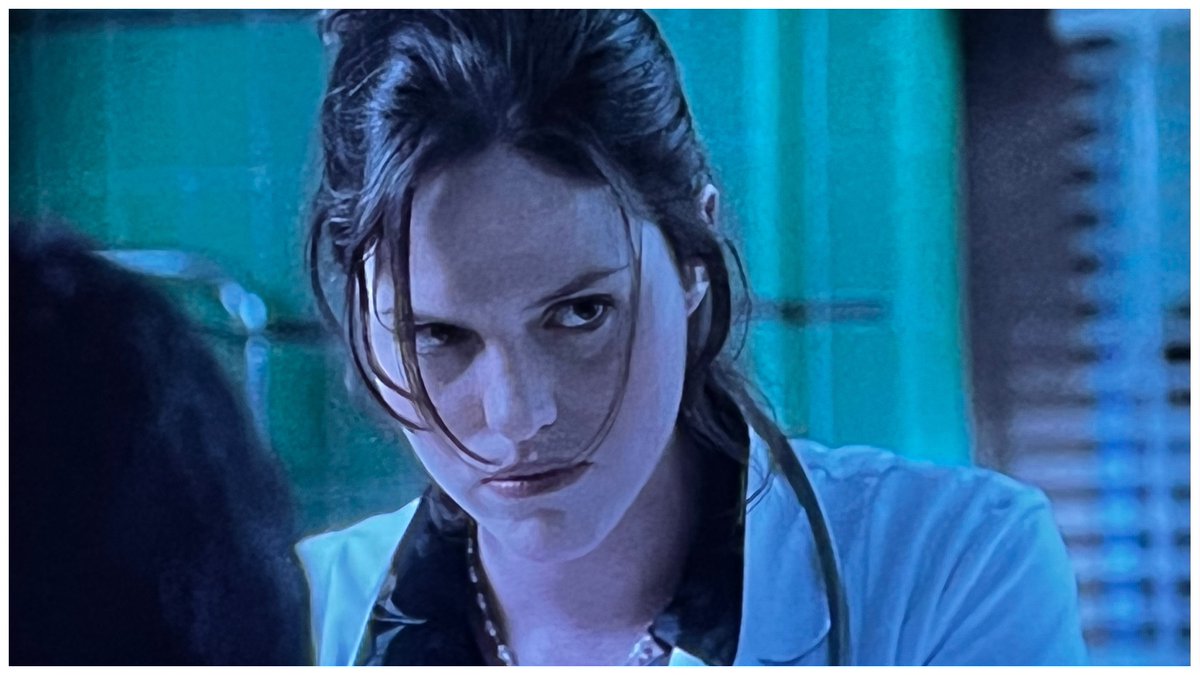 LonelyWriterNL's tweet photo. If looks could kill... Maggie was badass in this episode, and I don’t blame her. I really like this character. #ER #S3 #youbetyourlife #maggiedoyle #jorjafox #iflookscouldkill https://t.co/z5akGfGIL6