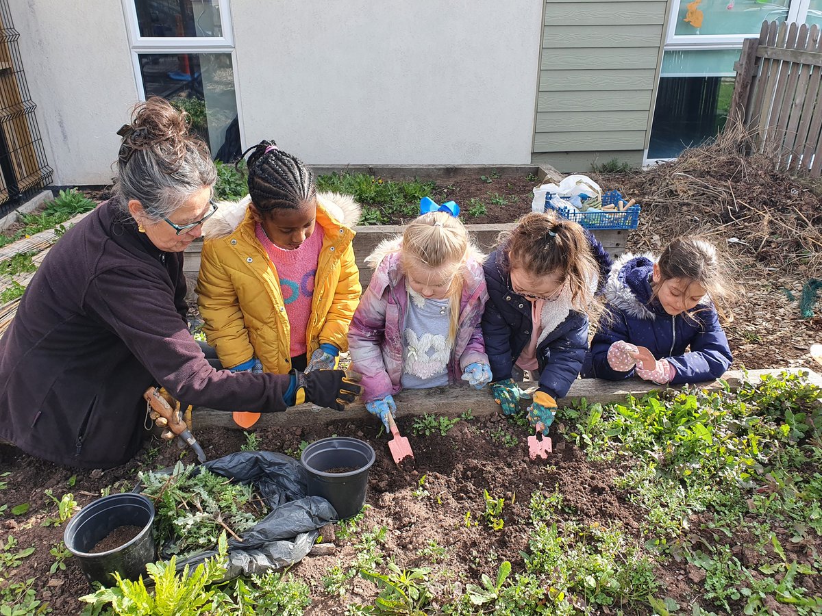 This morning our @LeedsCommFound #HealthyHolidaysLeeds group learnt about growing their own seasonal food in our outside vegetable garden. The children also explored how different vegetables can be used in the kitchen whilst helping our cook make falafel for snack time! #HAF2021