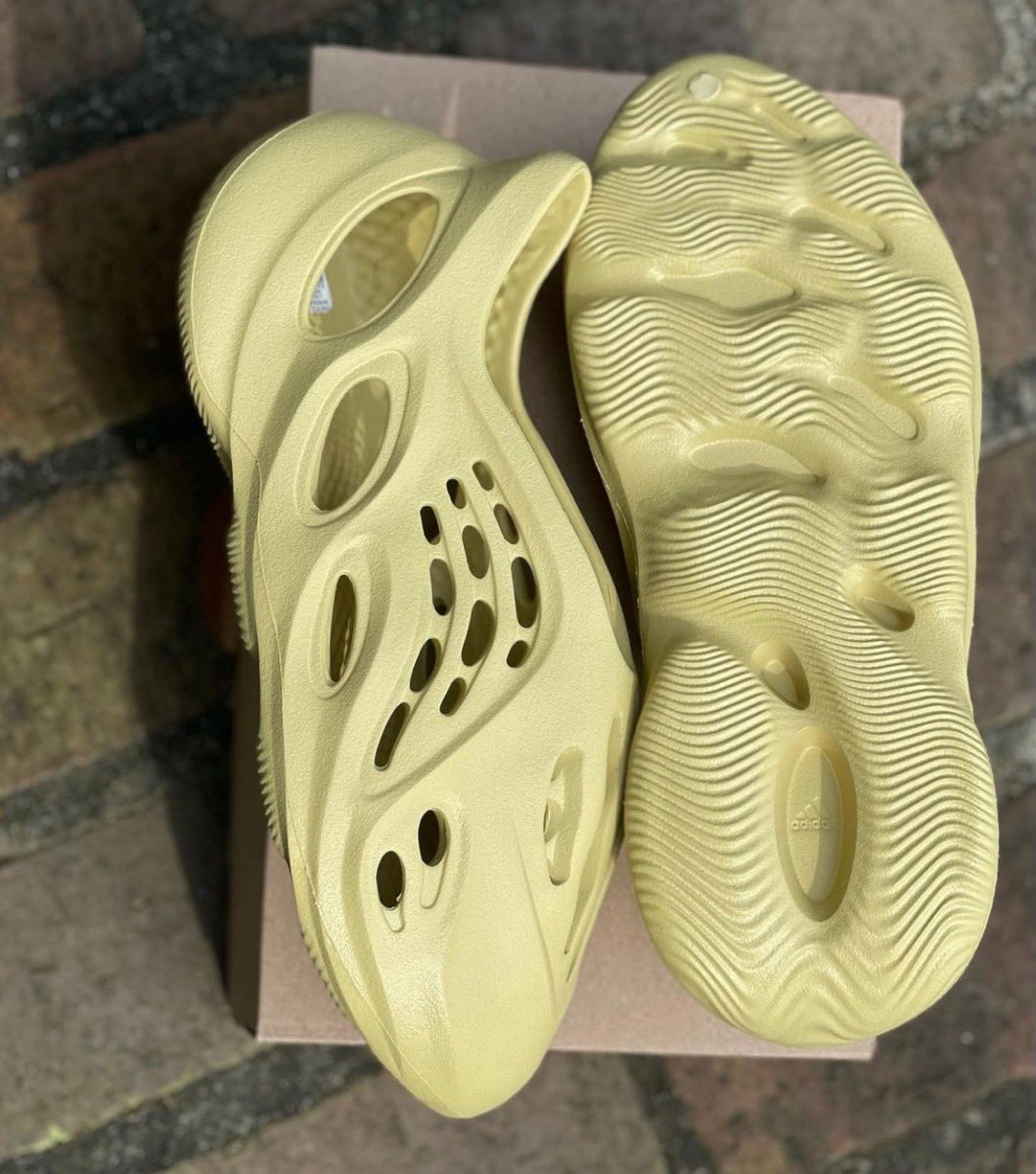 サイトでお買い アディダスYZY FOAM RNR イージーフォームランナー
