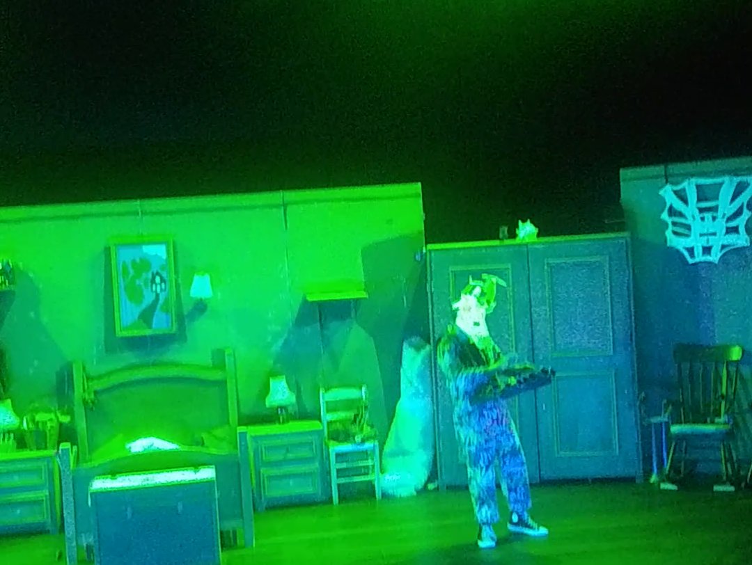 Sebastia_Jovani's tweet photo. Magnífic, brillant l'espectacle d'«Un bosc a la paret» @CaixaForum_CAT de #Kimbala, #AnnaLlopart i #EnricMonfort. A banda dels referenciats Cage, Ärvo Part... Hi bufen també aires de The Residents i, a voltes, un tenebrisme lynchià. Recomenabilíssim. https://t.co/KlsZXHntWq